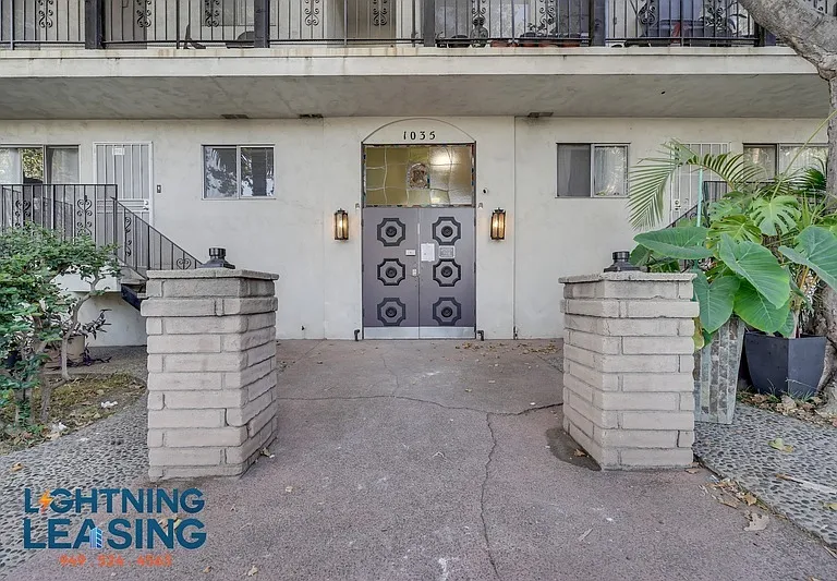 1035 N Hayworth Ave #100 — Photo 28