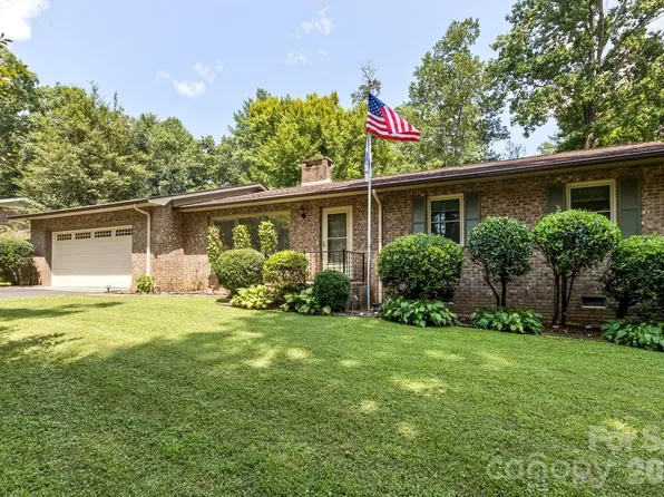29 S Greenwood Forest Dr, Etowah, NC 28729