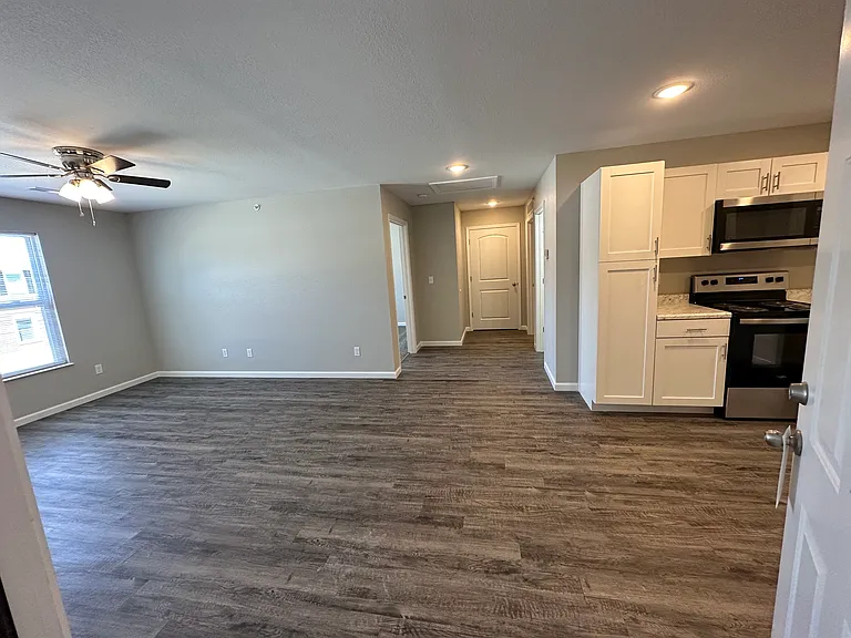 1 Hundred West Apartments — Photo 9