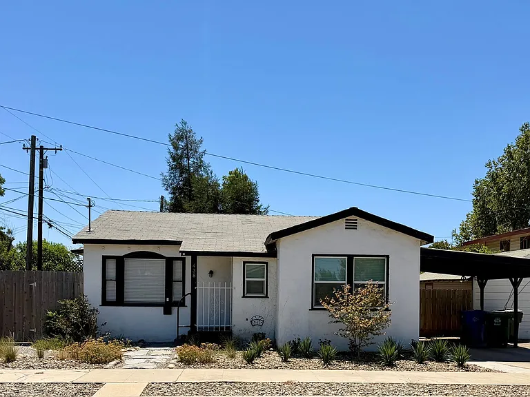 438 E Maple St — Photo 2
