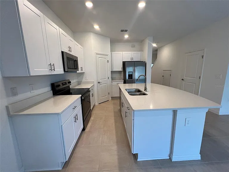 2211 Portrait St — Photo 2