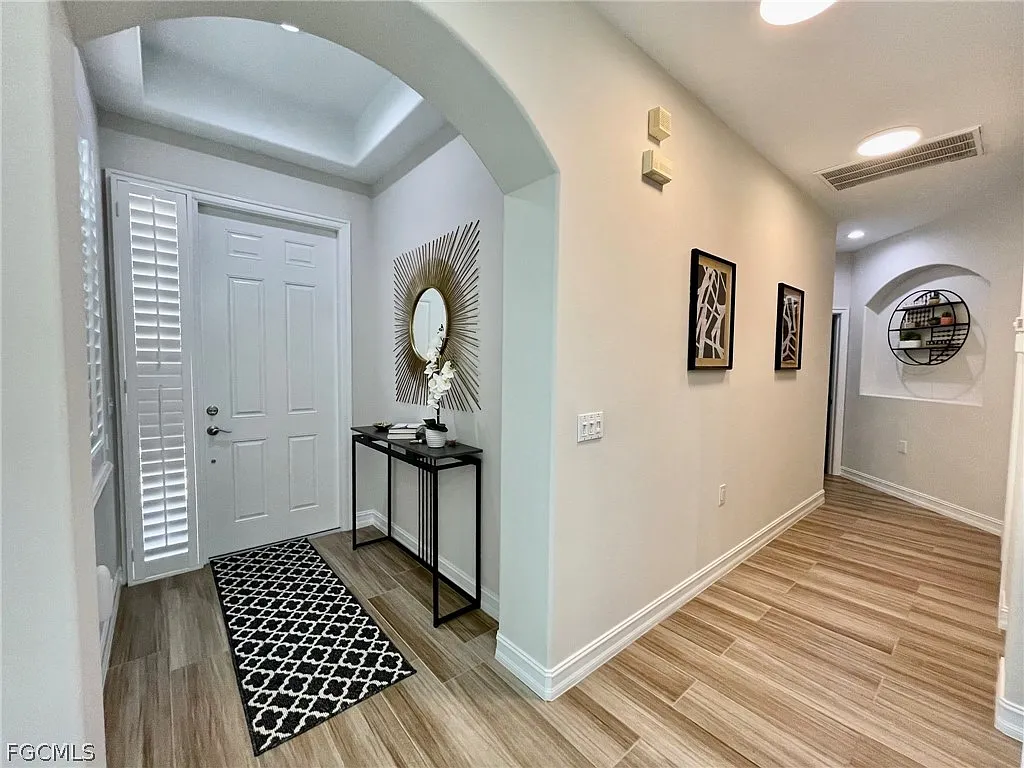 3 bed, 2.0 bath, 1879 sqft, $6,500 — Photo 3