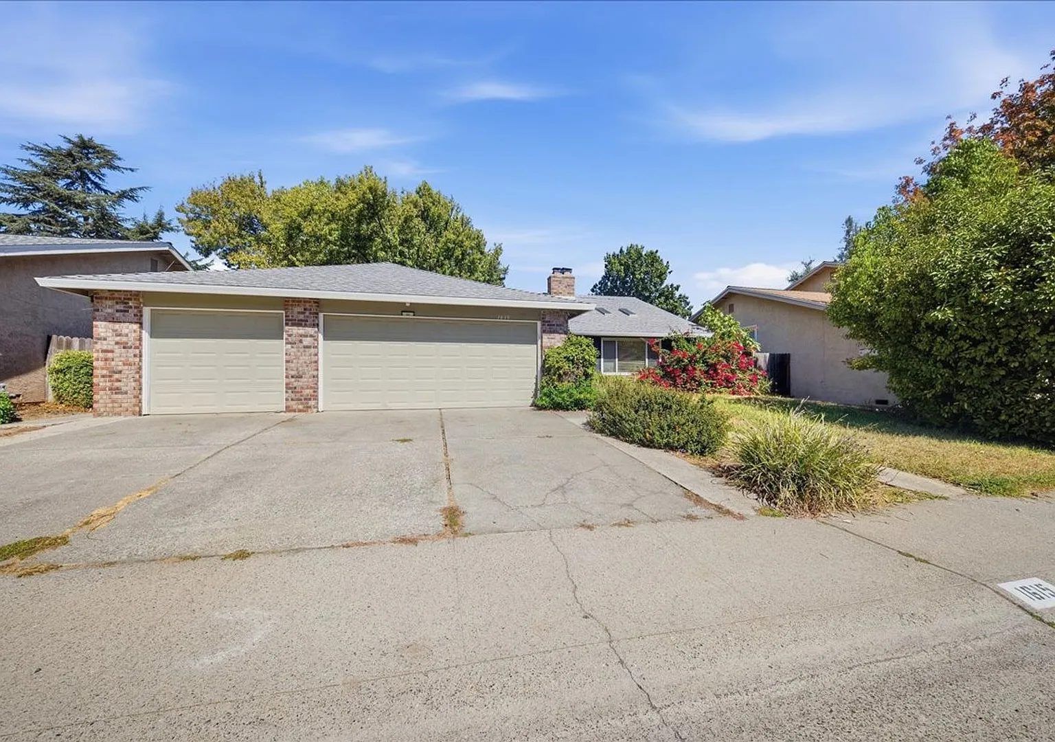 1615 Oakview Dr — Photo 2