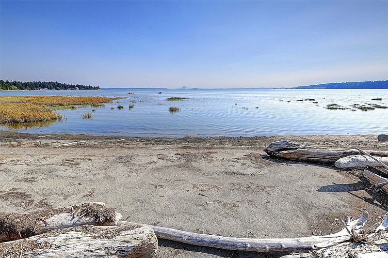 3rd image of 870 Livingston Bay Shore Drive