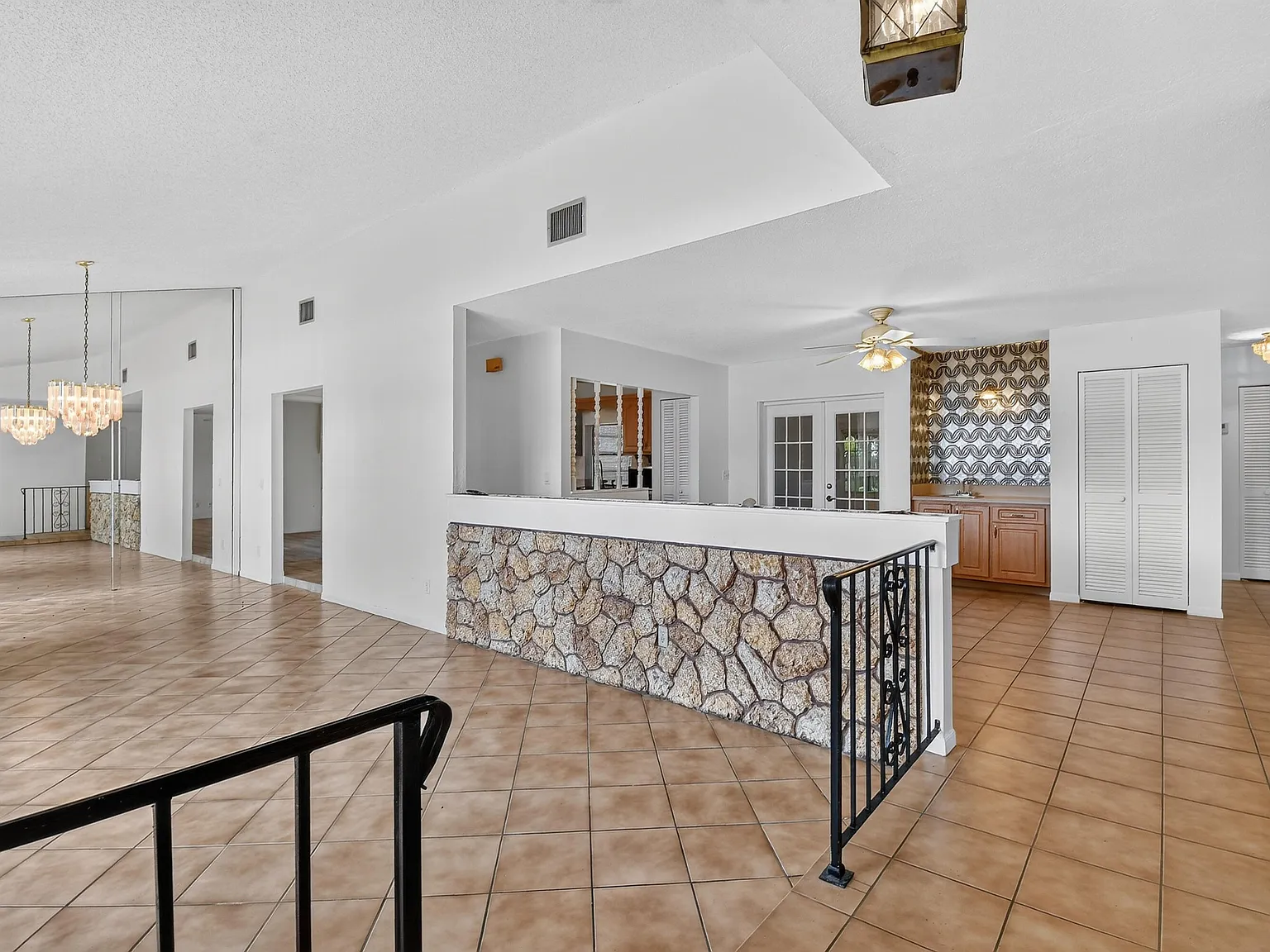 3 bed, 2.0 bath, 1849 sqft, $2,850 — Photo 3