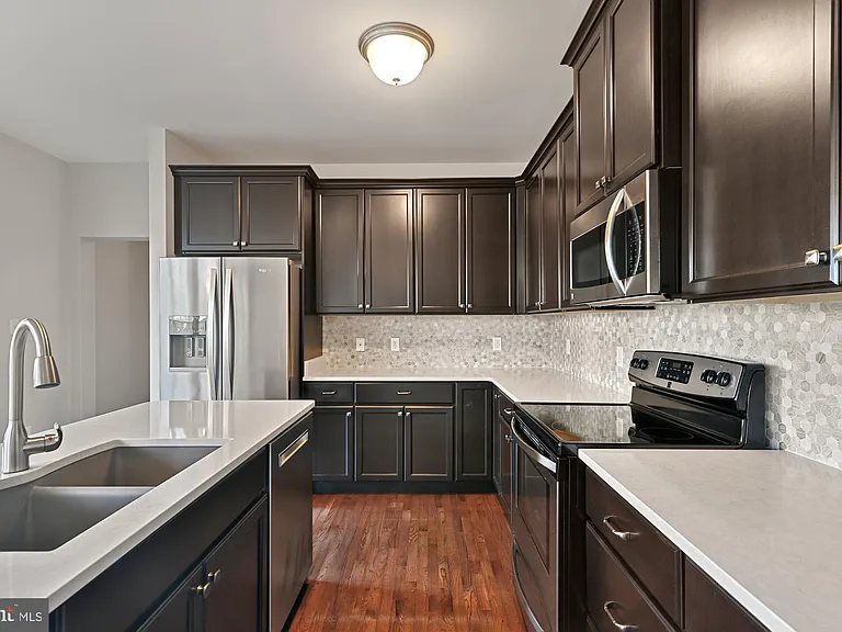 605 Socrates St — Photo 13