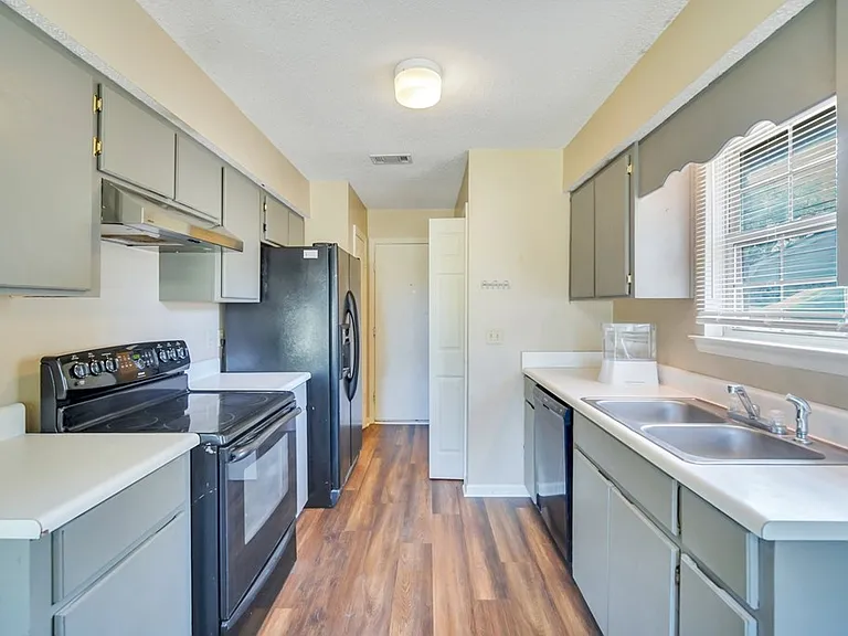 1501 Woodcrest Cir — Photo 15