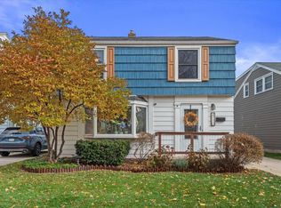 4710 N Diversey Blvd, Whitefish Bay, WI 53211