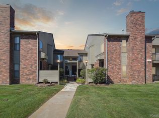 21520 Indian Creek Dr, Farmington, MI 48335