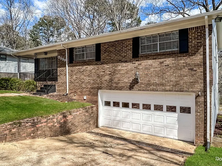 2539 Daly Dr — Photo 2