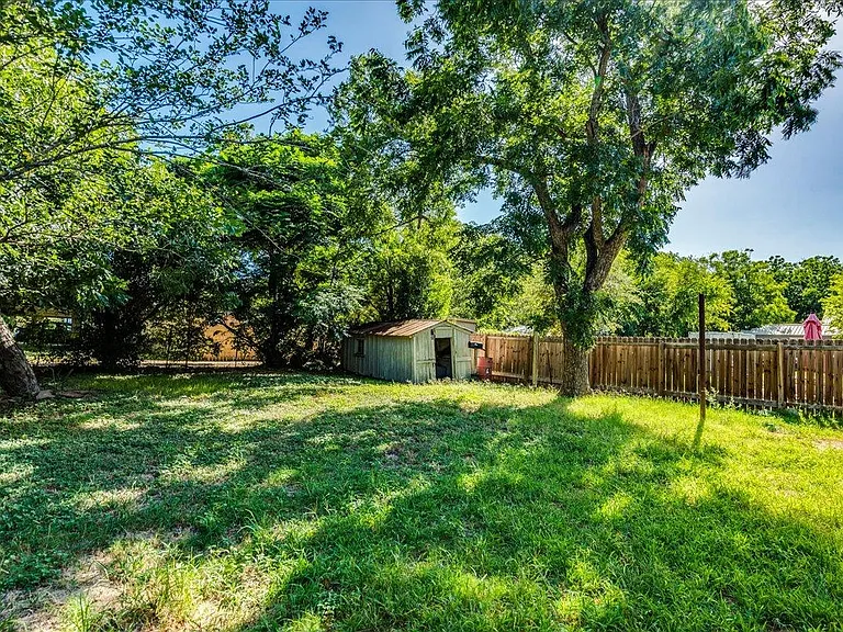 208 W Lockhart St — Photo 21