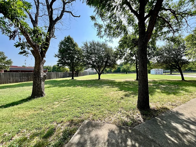 1005 Oakwood Ln — Photo 29
