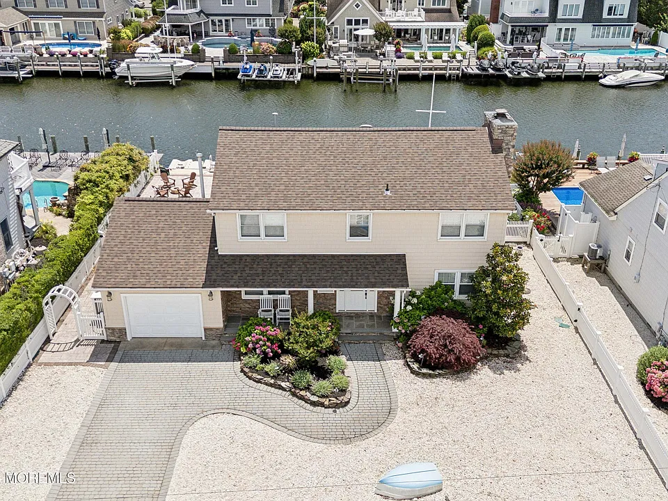 242 Curtis Point Dr