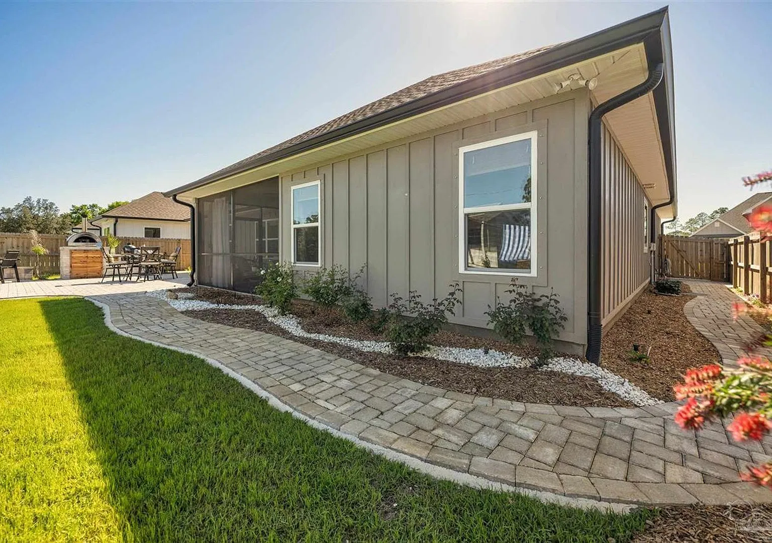 Charming 4 bedroom 3 bathroom Rental in Waters Edge — Photo 2