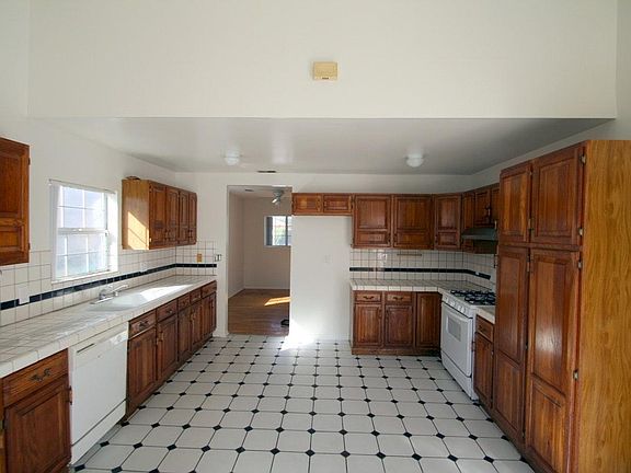5th image of 12836 Admiral Ave