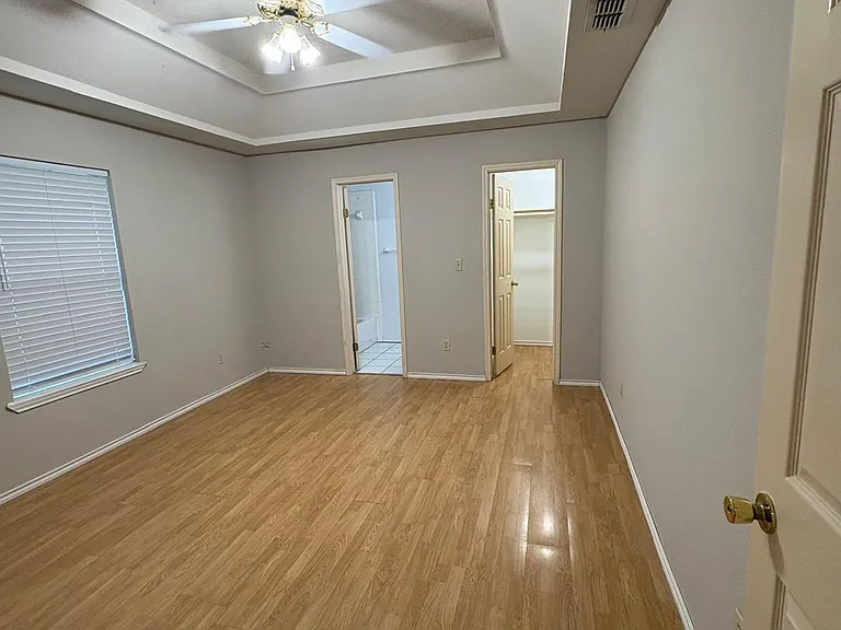 8404 Las Palmas Dr — Photo 10