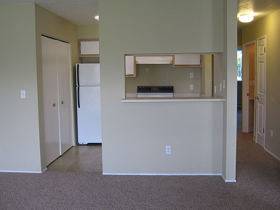 3 bedroom: kitchen to living room