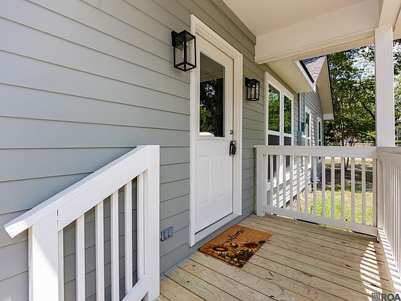 3rd image of 301 Leslie St