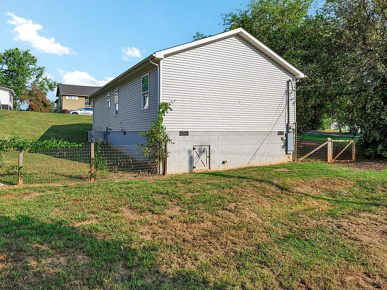 219 W Watt St — Photo 22