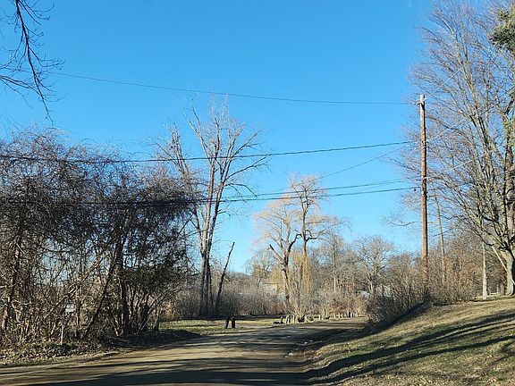 5th image of 689 Lake View Dr