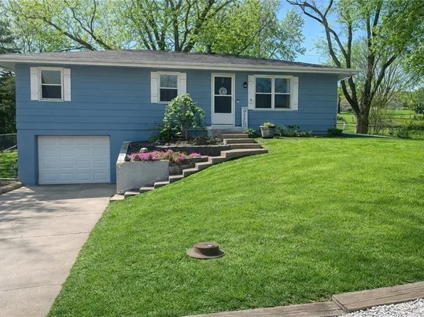 329 Lincoln Dr, Gower, MO 64454