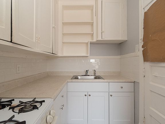 3rd image of 3123 N Hamlin Ave APT 1D