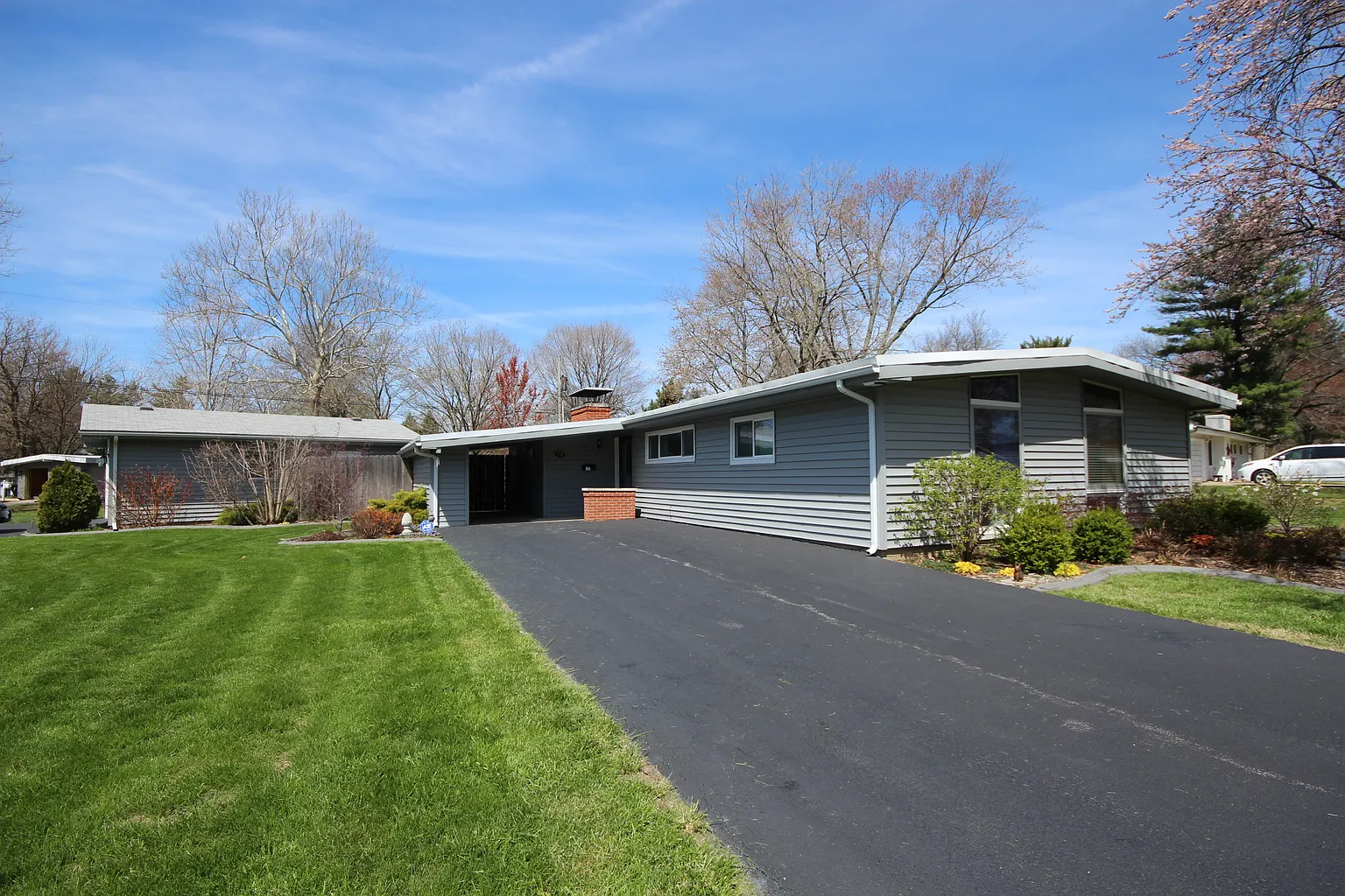 720 Montgomery Ln photo 1