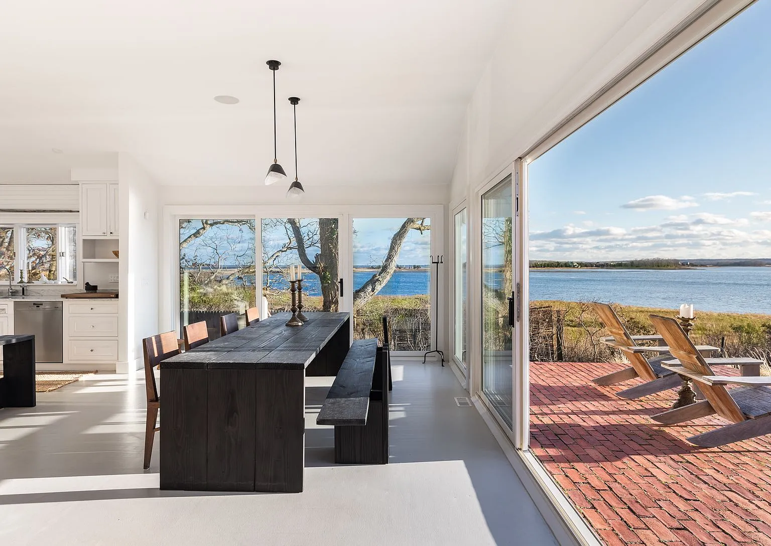 Designer Waterfront Cottage — Photo 4