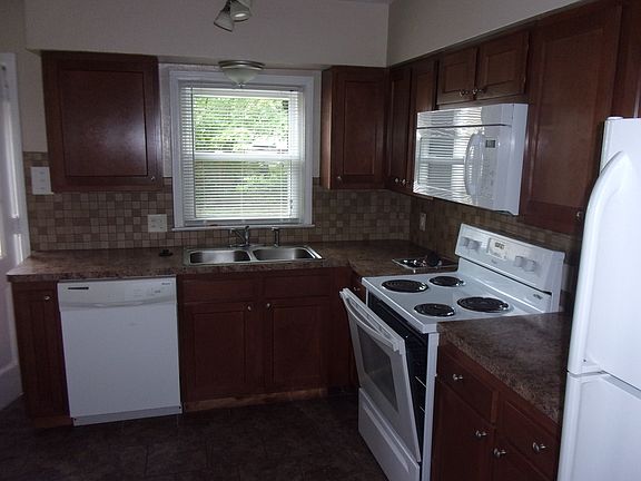 3rd image of 1975 Tudor St
