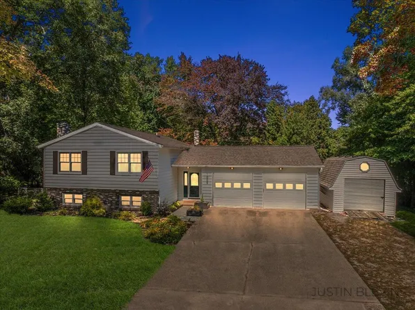 1009 Fonger St NE, Sparta, MI 49345