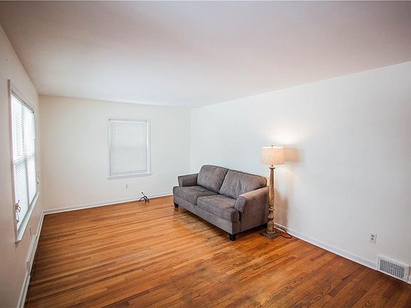 3rd image of 411 Kenwick Dr