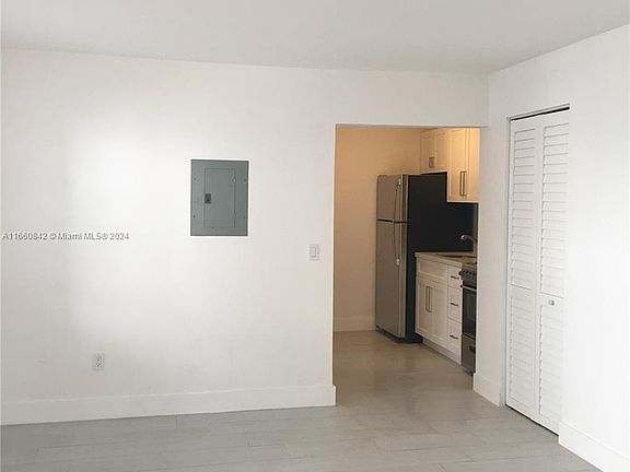 4th image of 19 Sidonia Ave