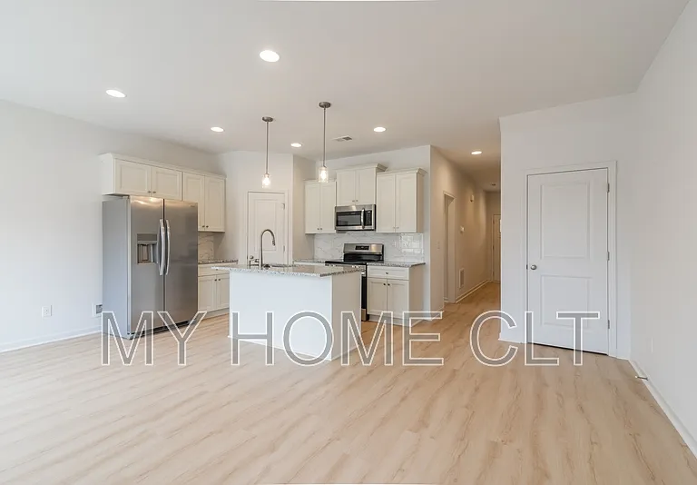 2719 Capitol Dr — Photo 7