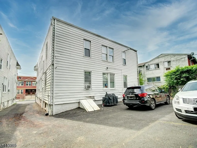 143 Huntington Ter #2R