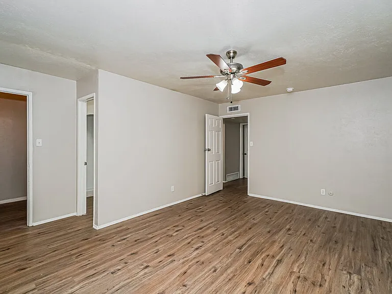 4141 Yellowleaf Dr — Photo 10