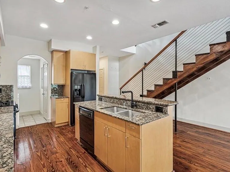 1618 Elgin St #10 — Photo 5