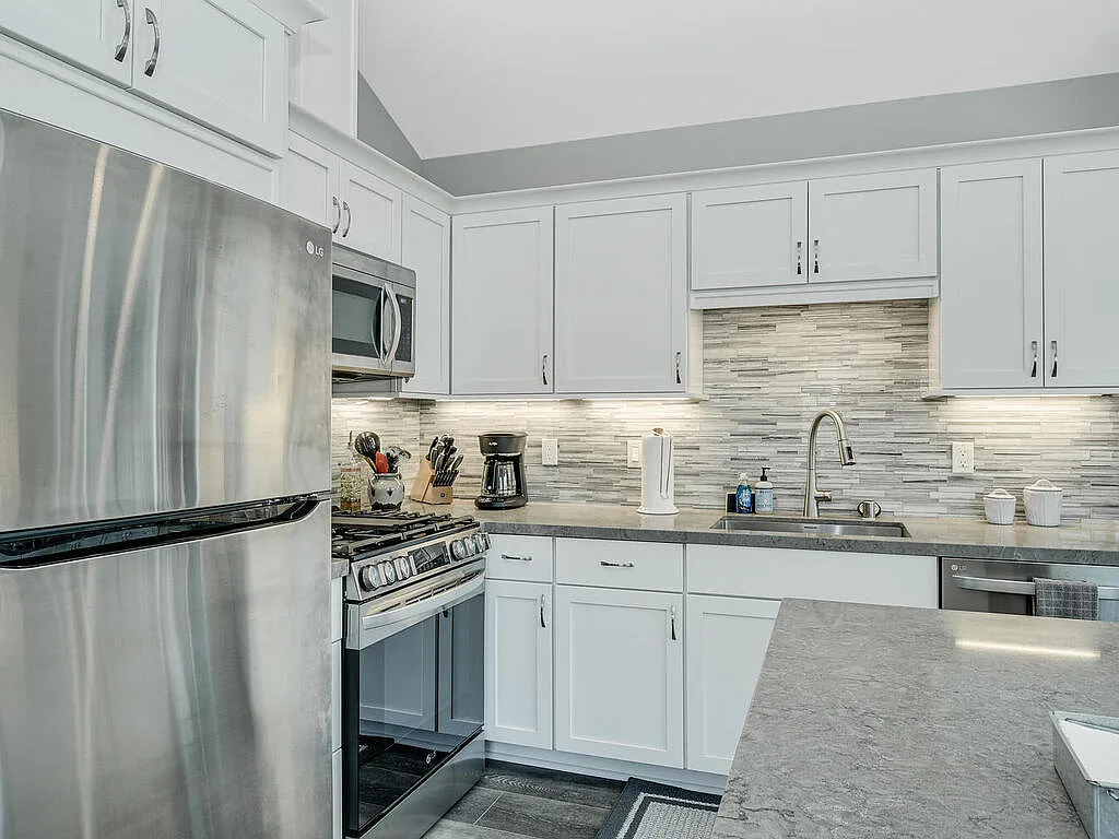 1 bed, 588 sqft, $3,995 — Photo 2
