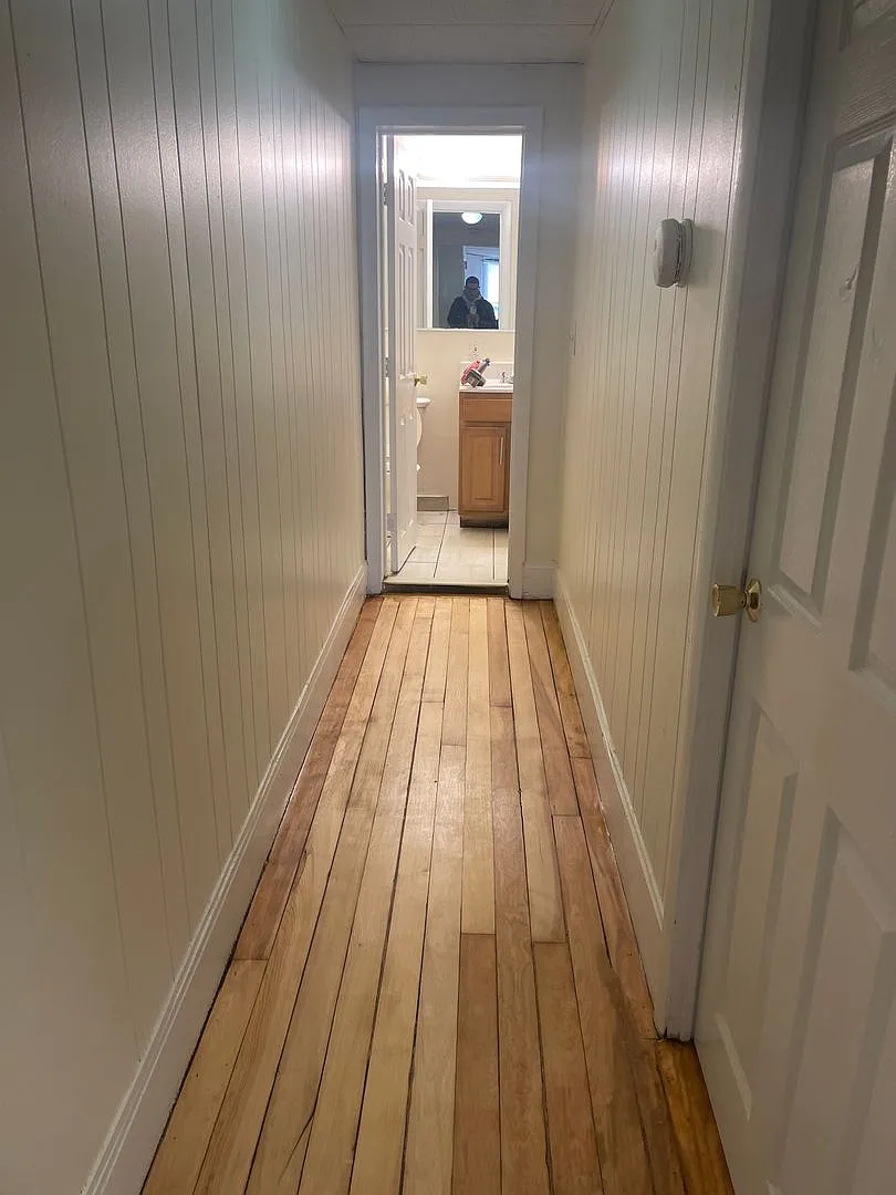 Free Month Super Sunny 3 Bed Split Great Layout With Bay Windows , Hw-Ht Inc, Now Or Feb — Photo 3