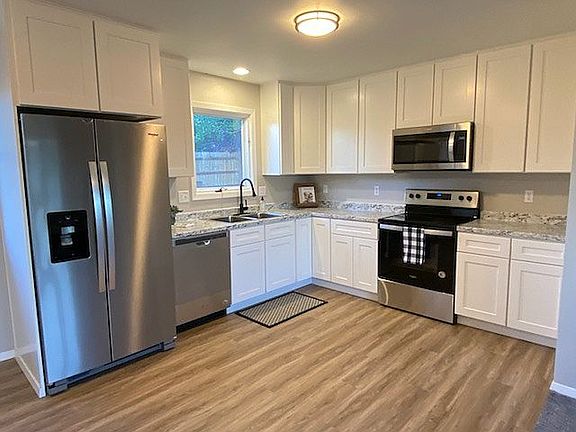 Kitchen with 42" uppers