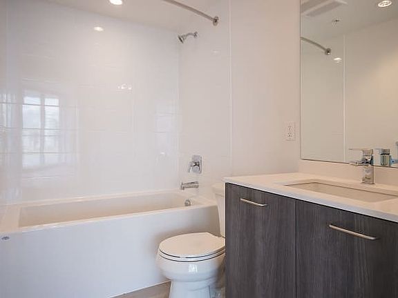4th image of 685 Pacific Blvd #2504