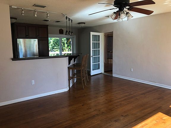 3rd image of 1815 Carrigan Ave