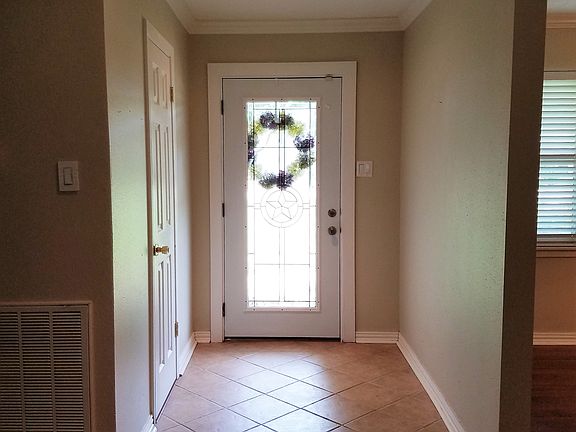 3rd image of 303 Pin Oak Dr