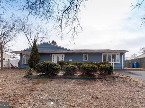 56 Orangewood Dr, Levittown, PA 19057