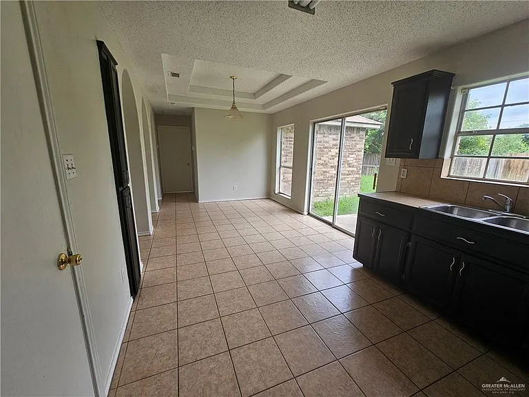 2612 Garnet Dr — Photo 4