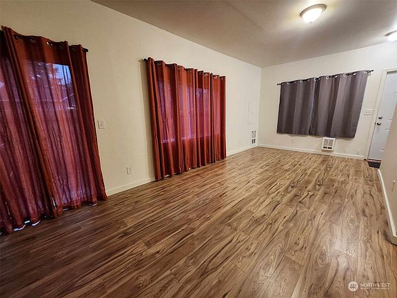 4th image of 3405 Northlake Way NW