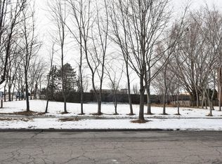 200 N Cambridge Dr, Geneva, IL