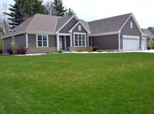 W273N2496 Arlington Dr, Pewaukee, WI