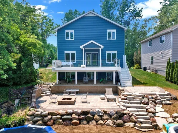 650 Fernhurst Dr, Lake Orion, MI 48362
