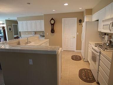 Clean, clean kitchen.