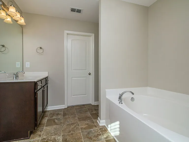 8005 Lakota Ct — Photo 12